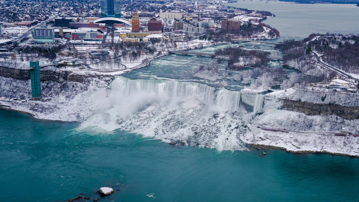 Vista aérea de las cataratas del Niágara en invierno, con nieve, hielo y bruma helada
